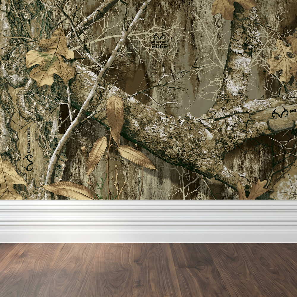 Realtree Edge wallpaper with branches and leaves in earthy browns and greens